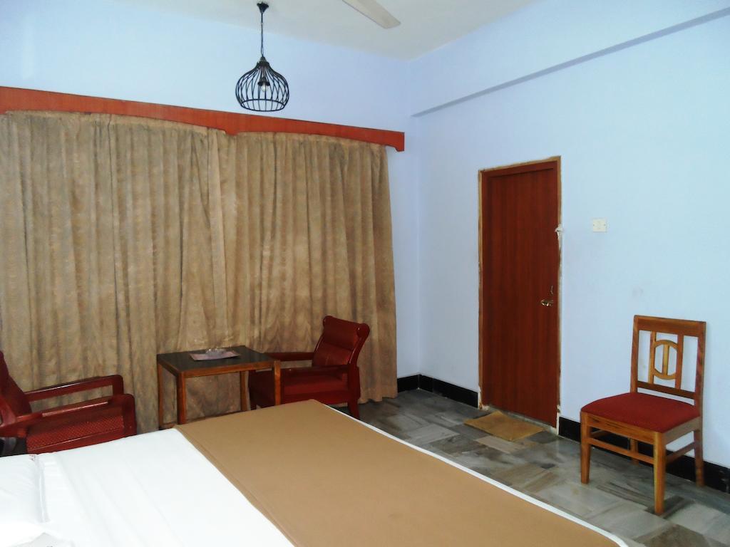 Hotel Bhimas Paradise Тирупати Стая снимка