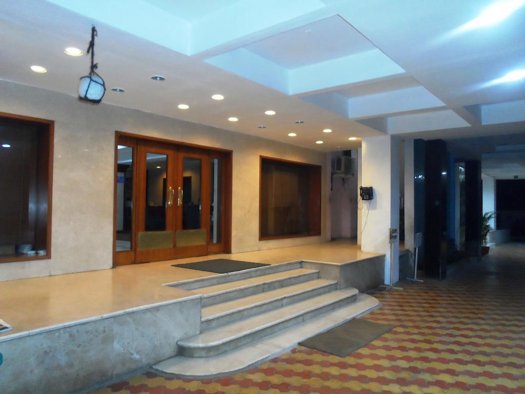 Hotel Bhimas Paradise Тирупати Екстериор снимка