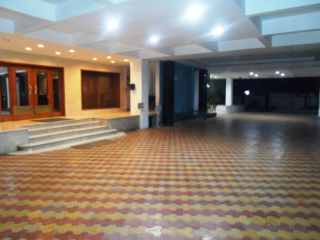 Hotel Bhimas Paradise Тирупати Екстериор снимка