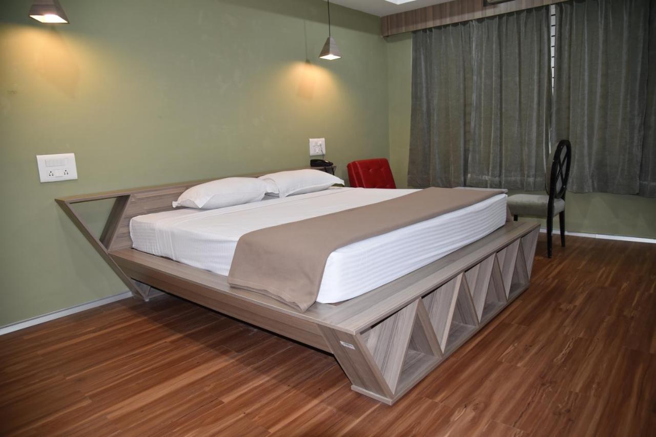 Hotel Bhimas Paradise Тирупати Екстериор снимка